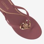 Sandalia-flip-flop-veraniega-color-nude-oscuro