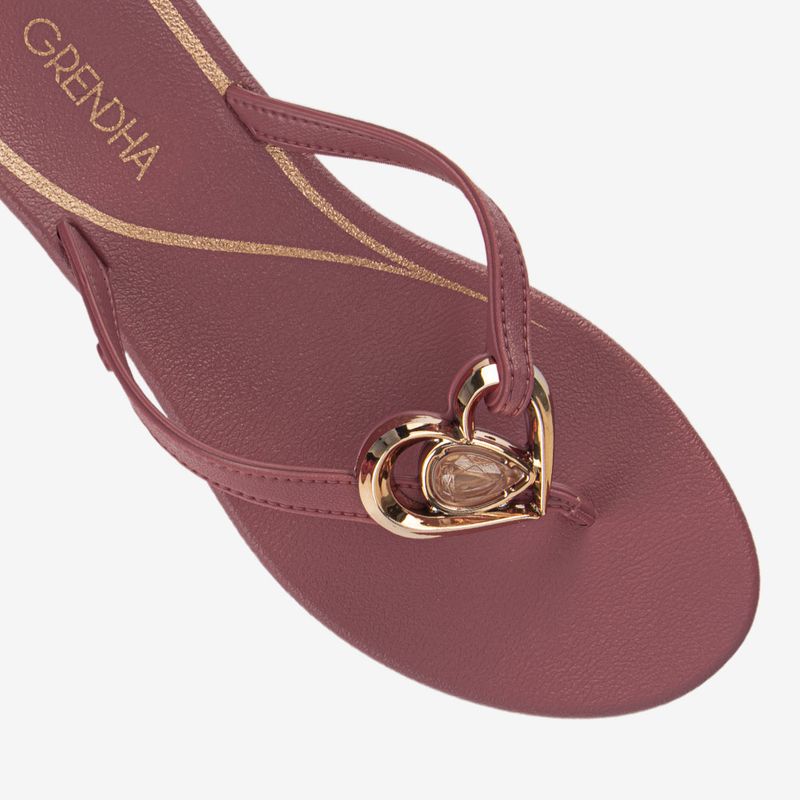 Sandalia-flip-flop-veraniega-color-nude-oscuro