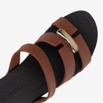 Sandalia-slider-con-triple-banda-color-negro-marron