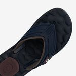 Sandalia-estilo-tijera-con-tiras-anchas-color-azul-marron