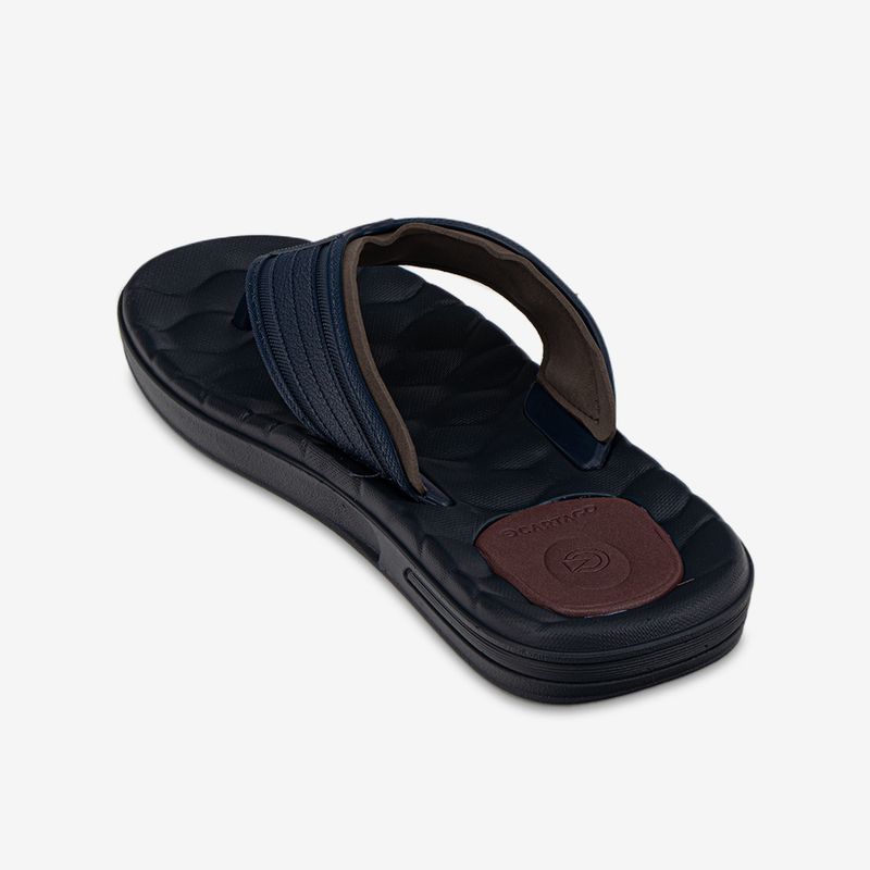 Sandalia-estilo-tijera-con-tiras-anchas-color-azul-marron
