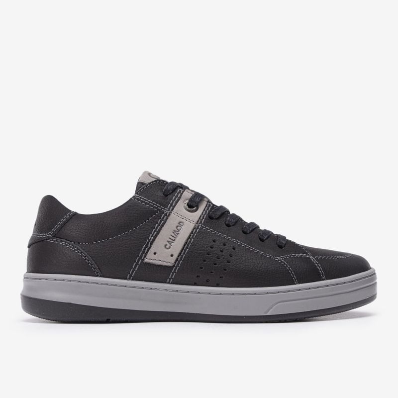 Zapatilla-urbana-de-cuero-con-pasadores-color-negro