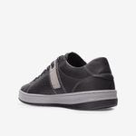 Zapatilla-urbana-de-cuero-con-pasadores-color-negro